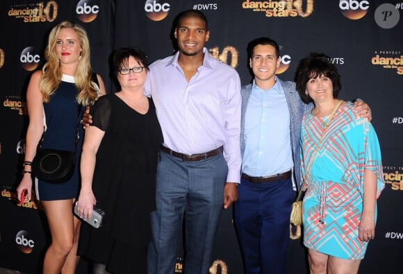 Michael Sam, Vito Cammisano, Family à la soirée Dancing with the Stars pour la première de la vingtième saison à Los Angeles, le 16 mars 2015.