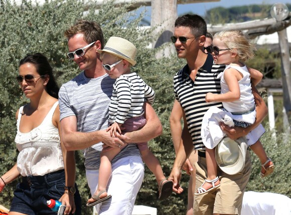 Neil Patrick Harris, son mari David Burkta et leurs enfants les jumeaux, Gideon Scott et Harper Grace à Saint-Tropez le 9 août 2013