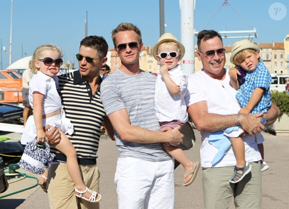 Neil Patrick Harris, son mari David Burkta et leurs enfants les jumeaux, Gideon Scott et Harper Grace à Saint-Tropez le 9 août 2013. A leurs côtés, David Furnish et son fils aîné