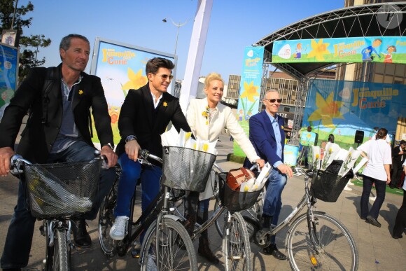 Michel Desjoyeaux, Vincent Niclo, Elodie Gossuin et Tom Novembre lors de la 11e édition de l'opération "Une Jonquille pour Curie" à Paris, le 17 mars 2015.
