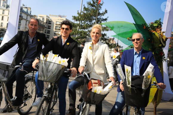 Michel Desjoyeaux, Vincent Niclo, Elodie Gossuin et Tom Novembre lors de la 11e édition de l'opération "Une Jonquille pour Curie" à Paris, le 17 mars 2015.