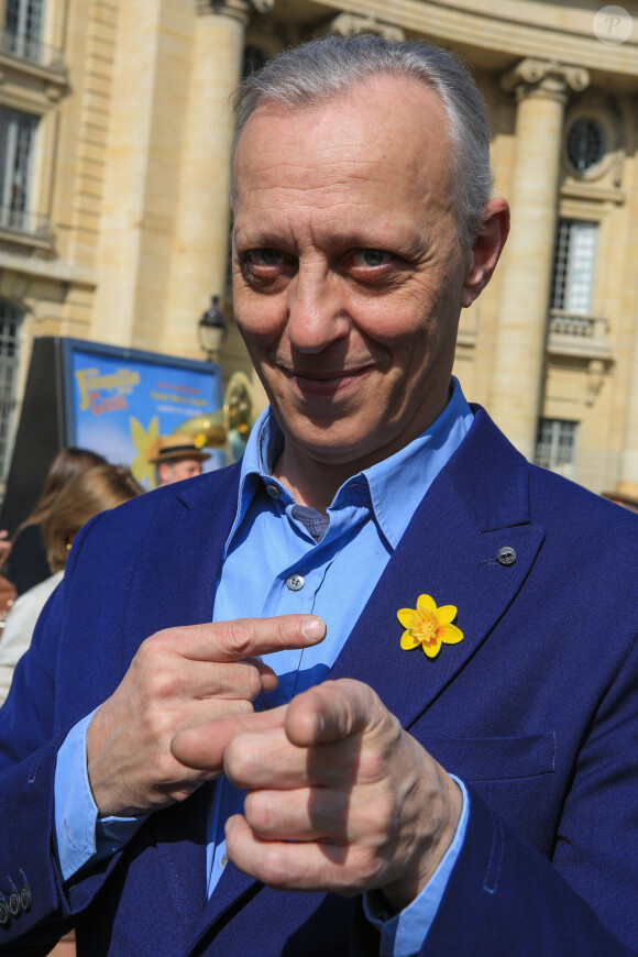 Tom Novembre lors de la 11e édition de l'opération "Une Jonquille pour Curie" à Paris, le 17 mars 2015.
