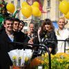Hervé Mathoux, Vincent Niclo, Michel Desjoyeaux, Daphné Bürki, Elodie Gossuin et Tom Novembre lors de la 11e édition de l'opération "Une Jonquille pour Curie" à Paris, le 17 mars 2015.