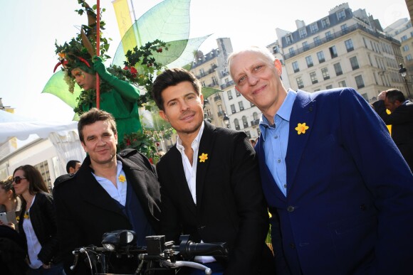 Hervé Mathoux, Vincent Niclo et Tom Novembre lors de la 11e édition de l'opération "Une Jonquille pour Curie" à Paris, le 17 mars 2015.