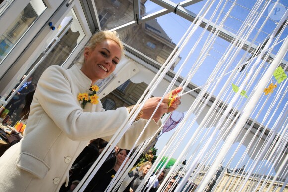 Elodie Gossuin lors de la 11e édition de l'opération "Une Jonquille pour Curie" à Paris, le 17 mars 2015.