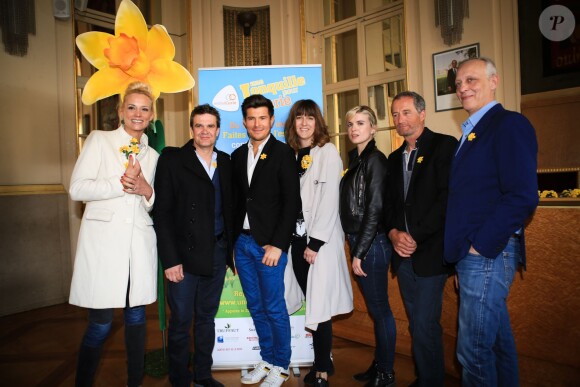 Elodie Gossuin, Hervé Mathoux, Vincent Niclo, Daphné Bürki, Cécile Cassel, Michel Desjoyeaux et Tom Novembre lors de la 11e édition de l'opération "Une Jonquille pour Curie" à Paris, le 17 mars 2015.