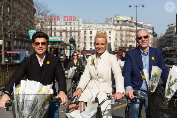 Vincent Niclo, Elodie Gossuin et Tom Novembre lors de la 11e édition de l'opération "Une Jonquille pour Curie" à Paris, le 17 mars 2015.