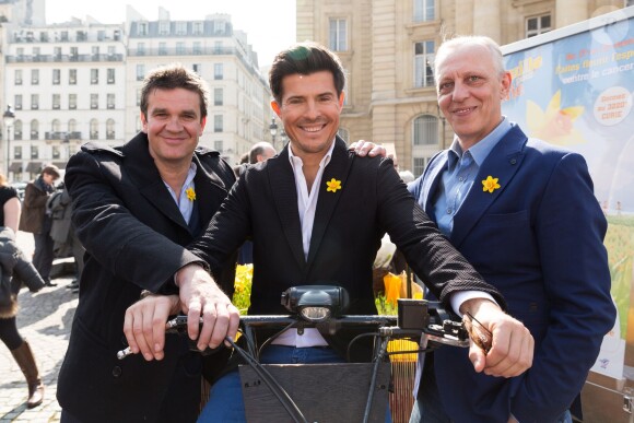 Hervé Mathoux, Vincent Niclo et Tom Novembre lors de la 11e édition de l'opération "Une Jonquille pour Curie" à Paris, le 17 mars 2015.