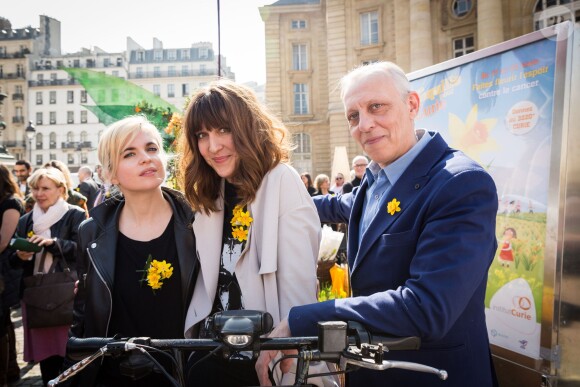Cécile Cassel, Daphné Bürki et Tom Novembre lors de la 11e édition de l'opération "Une Jonquille pour Curie" à Paris, le 17 mars 2015.