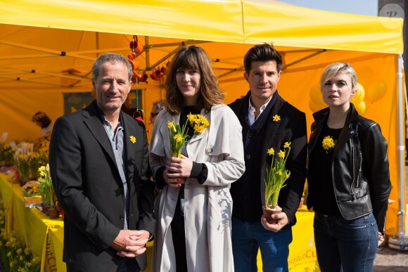 Michel Desjoyeaux, Daphné Bürki, Vincent Niclo et Cécile Cassel lors de la 11e édition de l'opération "Une Jonquille pour Curie" à Paris, le 17 mars 2015.