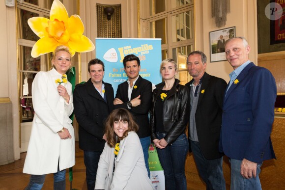 Elodie Gossuin, Hervé Mathoux, Vincent Niclo, Daphné Bürki, Cécile Cassel, Michel Desjoyeaux et Tom Novembre lors de la 11e édition de l'opération "Une Jonquille pour Curie" à Paris, le 17 mars 2015.