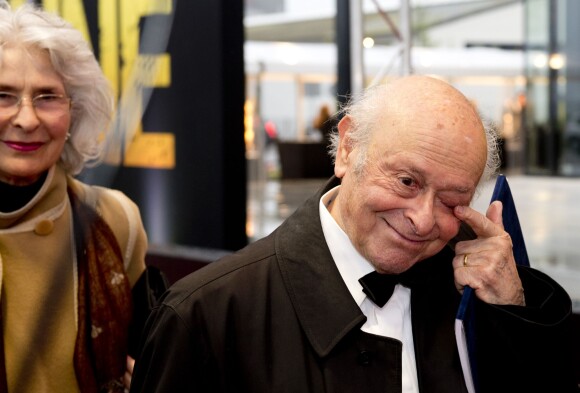 Buddy Elias, cousin d'Anne Frank, avec son épouse lors de la première de la pièce de théâtre Anne, inspirée du Journal de la jeune fille, le 8 mai 2014 à Amsterdam