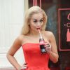 Rita Ora marque les 100 ans de la bouteille Coca-Cola au Coca-Cola Contour Centenary Bar. Londres, le 19 mars 2015.