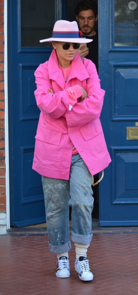Rita Ora quitte son domicile à Londres le 18 mars 2015.