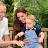 Le prince George de Cambridge avec ses parents Kate Middleton et le prince William au Musée d'histoire naturelle de Londres le 2 juillet 2014, à quelques jours de son premier anniversaire.