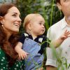 Le prince George de Cambridge avec ses parents Kate Middleton et le prince William au Musée d'histoire naturelle de Londres le 2 juillet 2014, à quelques jours de son premier anniversaire.