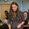 Kate Middleton, enceinte de huit mois, dans un foyer pour enfants de la banlieue londonienne le 18 mars 2015