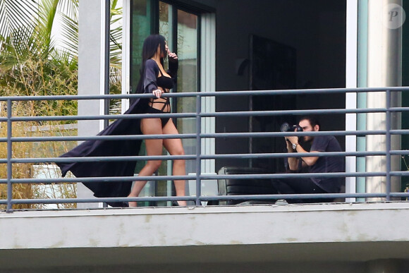 Kylie Jenner sur le balcon de la villa de sa mère Kris Jenner à Calabasas, Los Angeles, le 17 mars 2015.