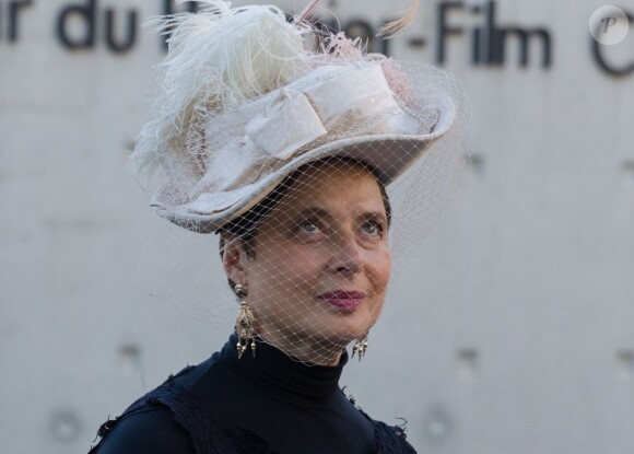 Isabella Rossellini pendant le tournage de "La sortie des usines Lumière" le premier film de l'histoire du cinéma avec les différentes stars présentes au Festival Lumière. Lyon le 18 octobre 2014.
