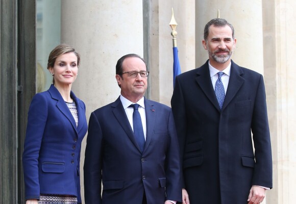Le roi Felipe VI et la reine Letizia d'Espagne avec le président François Hollande à l'Elysée à Paris le 24 mars 2015. Le couple royal venait d'apprendre le crash d'un Airbus A320 de Germanwings (Lufthansa) qui effectuait la liaison Barcelone-Düsseldorf dans les Alpes-de-Haute-Provence, non loin de Barcelonnette, et a décidé, conjointement avec le président François Hollande, d'annuler la visite d'Etat.