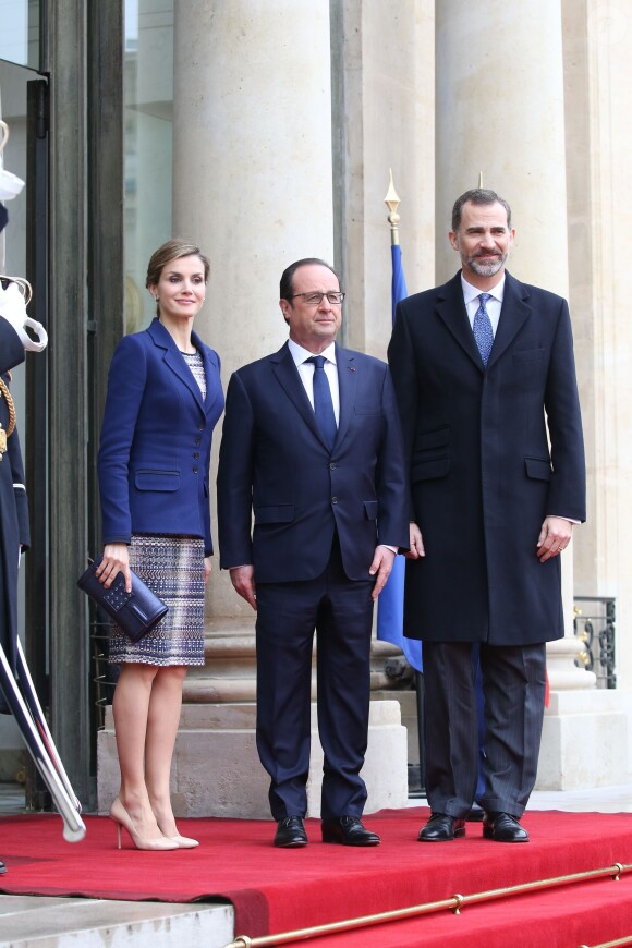 Le roi Felipe VI et la reine Letizia d'Espagne avec le président François Hollande à l'Elysée à Paris le 24 mars 2015. Le couple royal venait d'apprendre le crash d'un Airbus A320 de Germanwings (Lufthansa) qui effectuait la liaison Barcelone-Düsseldorf dans les Alpes-de-Haute-Provence, non loin de Barcelonnette, et a décidé, conjointement avec le président François Hollande, d'annuler la visite d'Etat.