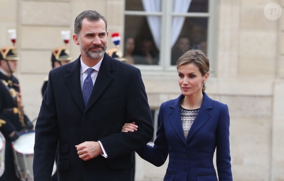 Le roi Felipe VI et la reine Letizia d'Espagne avec le président François Hollande à l'Elysée à Paris le 24 mars 2015. Le couple royal venait d'apprendre le crash d'un Airbus A320 de Germanwings (Lufthansa) qui effectuait la liaison Barcelone-Düsseldorf dans les Alpes-de-Haute-Provence, non loin de Barcelonnette, et a décidé, conjointement avec le président François Hollande, d'annuler la visite d'Etat.