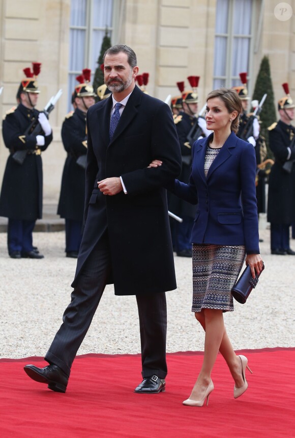 Le roi Felipe VI et la reine Letizia d'Espagne avec le président François Hollande à l'Elysée à Paris le 24 mars 2015. Le couple royal venait d'apprendre le crash d'un Airbus A320 de Germanwings (Lufthansa) qui effectuait la liaison Barcelone-Düsseldorf dans les Alpes-de-Haute-Provence, non loin de Barcelonnette, et a décidé, conjointement avec le président François Hollande, d'annuler la visite d'Etat.