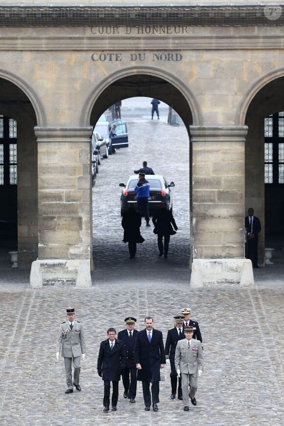 Cérémonie officielle de bienvenue pour le roi Felipe VI et la reine Letizia d'Espagne à Paris le 24 mars 2015, en présence du Premier ministre Manuel Valls, aux Invalides. Le couple royal venait d'apprendre le crash d'un Airbus A320 de Germanwings (Lufthansa) qui effectuait la liaison Barcelone-Düsseldorf dans les Alpes-de-Haute-Provence, non loin de Barcelonnette, et a décidé, conjointement avec le président François Hollande, d'annuler la visite d'Etat.