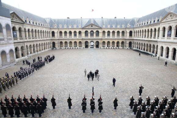 Cérémonie officielle de bienvenue pour le roi Felipe VI et la reine Letizia d'Espagne à Paris le 24 mars 2015, en présence du Premier ministre Manuel Valls, aux Invalides. Le couple royal venait d'apprendre le crash d'un Airbus A320 de Germanwings (Lufthansa) qui effectuait la liaison Barcelone-Düsseldorf dans les Alpes-de-Haute-Provence, non loin de Barcelonnette, et a décidé, conjointement avec le président François Hollande, d'annuler la visite d'Etat.