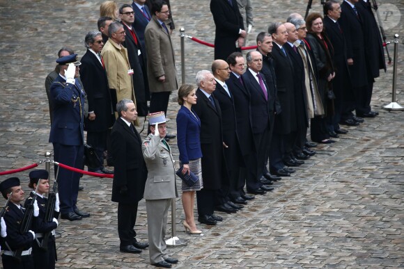 Cérémonie officielle de bienvenue pour le roi Felipe VI et la reine Letizia d'Espagne à Paris le 24 mars 2015, en présence du Premier ministre Manuel Valls, aux Invalides. Le couple royal venait d'apprendre le crash d'un Airbus A320 de Germanwings (Lufthansa) qui effectuait la liaison Barcelone-Düsseldorf dans les Alpes-de-Haute-Provence, non loin de Barcelonnette, et a décidé, conjointement avec le président François Hollande, d'annuler la visite d'Etat.