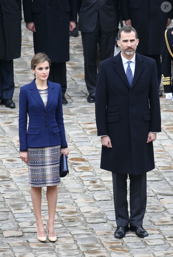 Cérémonie officielle de bienvenue pour le roi Felipe VI et la reine Letizia d'Espagne à Paris le 24 mars 2015, en présence du Premier ministre Manuel Valls, aux Invalides. Le couple royal venait d'apprendre le crash d'un Airbus A320 de Germanwings (Lufthansa) qui effectuait la liaison Barcelone-Düsseldorf dans les Alpes-de-Haute-Provence, non loin de Barcelonnette, et a décidé, conjointement avec le président François Hollande, d'annuler la visite d'Etat.