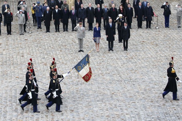 Cérémonie officielle de bienvenue pour le roi Felipe VI et la reine Letizia d'Espagne à Paris le 24 mars 2015, en présence du Premier ministre Manuel Valls, aux Invalides. Le couple royal venait d'apprendre le crash d'un Airbus A320 de Germanwings (Lufthansa) qui effectuait la liaison Barcelone-Düsseldorf dans les Alpes-de-Haute-Provence, non loin de Barcelonnette, et a décidé, conjointement avec le président François Hollande, d'annuler la visite d'Etat.