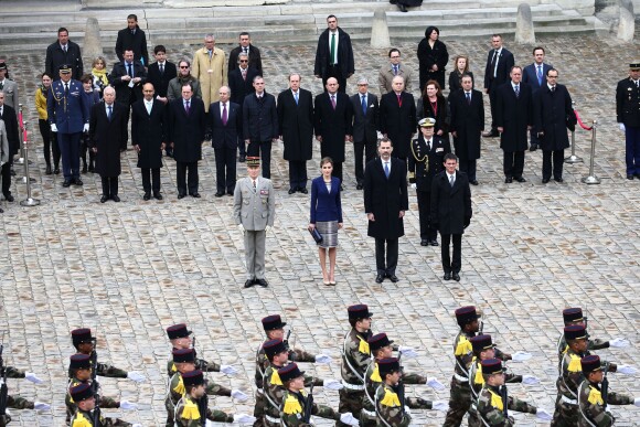 Cérémonie officielle de bienvenue pour le roi Felipe VI et la reine Letizia d'Espagne à Paris le 24 mars 2015, en présence du Premier ministre Manuel Valls, aux Invalides. Le couple royal venait d'apprendre le crash d'un Airbus A320 de Germanwings (Lufthansa) qui effectuait la liaison Barcelone-Düsseldorf dans les Alpes-de-Haute-Provence, non loin de Barcelonnette, et a décidé, conjointement avec le président François Hollande, d'annuler la visite d'Etat.