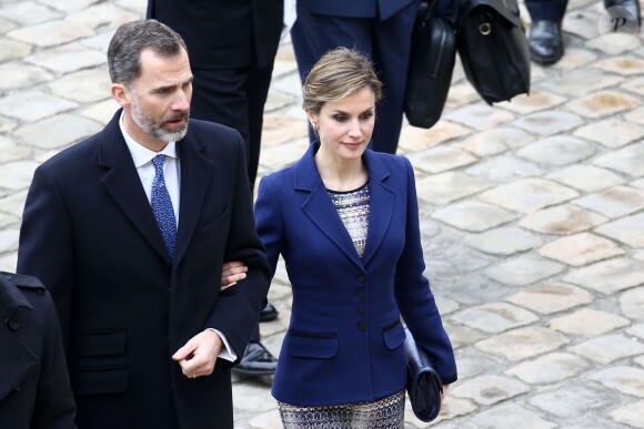 Cérémonie officielle de bienvenue pour le roi Felipe VI et la reine Letizia d'Espagne à Paris le 24 mars 2015, en présence du Premier ministre Manuel Valls, aux Invalides. Le couple royal venait d'apprendre le crash d'un Airbus A320 de Germanwings (Lufthansa) qui effectuait la liaison Barcelone-Düsseldorf dans les Alpes-de-Haute-Provence, non loin de Barcelonnette, et a décidé, conjointement avec le président François Hollande, d'annuler la visite d'Etat.
