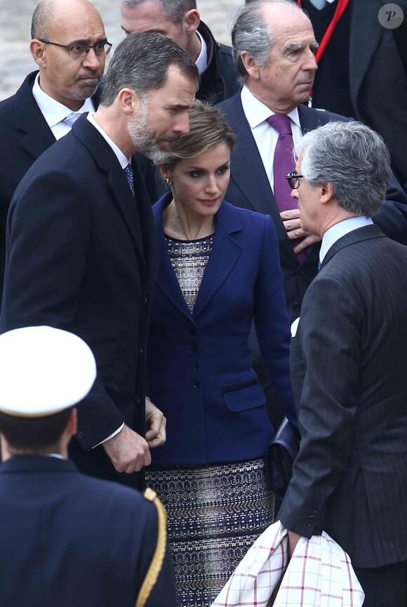 Le roi Felipe VI et la reine Letizia d'Espagne à Paris le 24 mars 2015, lors de la cérémonie officielle de bienvenue en présence du Premier ministre Manuel Valls à l'Hôtel des Invalides. Le couple royal venait d'apprendre le crash d'un Airbus A320 de Germanwings (Lufthansa) qui effectuait la liaison Barcelone-Düsseldorf dans les Alpes-de-Haute-Provence, non loin de Barcelonnette, et a décidé, conjointement avec le président François Hollande, d'annuler la visite d'Etat.