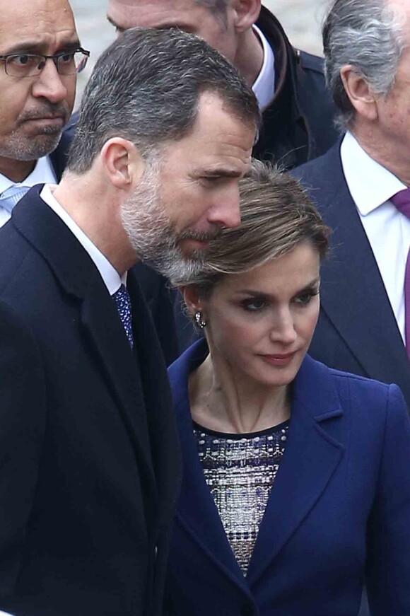 Le roi Felipe VI et la reine Letizia d'Espagne à Paris le 24 mars 2015, lors de la cérémonie officielle de bienvenue en présence du Premier ministre Manuel Valls à l'Hôtel des Invalides. Le couple royal venait d'apprendre le crash d'un Airbus A320 de Germanwings (Lufthansa) qui effectuait la liaison Barcelone-Düsseldorf dans les Alpes-de-Haute-Provence, non loin de Barcelonnette, et a décidé, conjointement avec le président François Hollande, d'annuler la visite d'Etat.