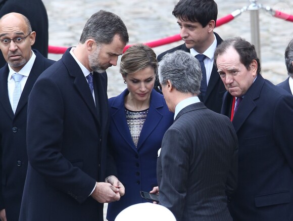 Le roi Felipe VI et la reine Letizia d'Espagne à Paris le 24 mars 2015, lors de la cérémonie officielle de bienvenue en présence du Premier ministre Manuel Valls à l'Hôtel des Invalides. Le couple royal venait d'apprendre le crash d'un Airbus A320 de Germanwings (Lufthansa) qui effectuait la liaison Barcelone-Düsseldorf dans les Alpes-de-Haute-Provence, non loin de Barcelonnette, et a décidé, conjointement avec le président François Hollande, d'annuler la visite d'Etat.
