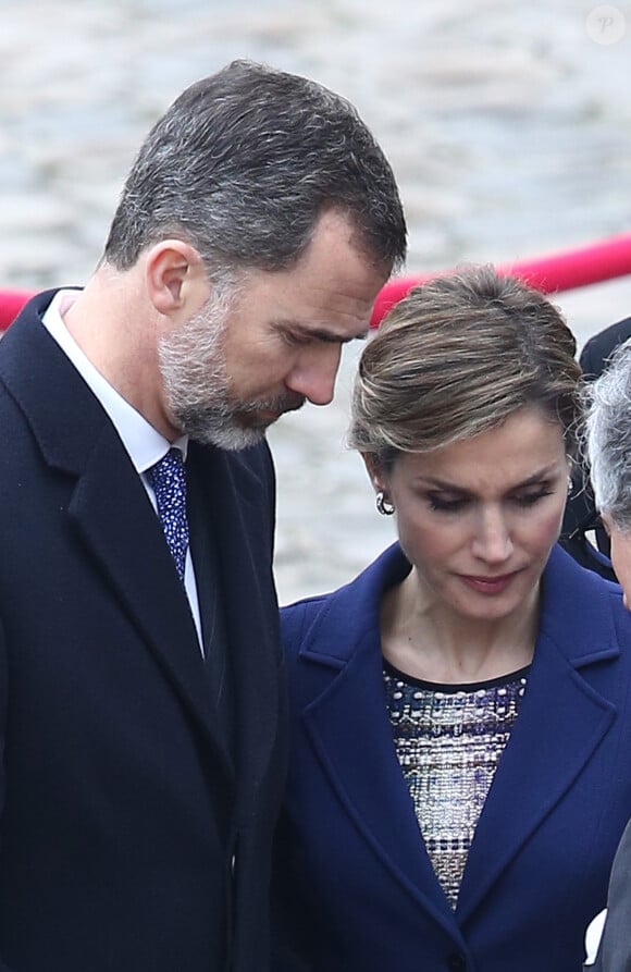 Le roi Felipe VI et la reine Letizia d'Espagne à Paris le 24 mars 2015, lors de la cérémonie officielle de bienvenue en présence du Premier ministre Manuel Valls à l'Hôtel des Invalides. Le couple royal venait d'apprendre le crash d'un Airbus A320 de Germanwings (Lufthansa) qui effectuait la liaison Barcelone-Düsseldorf dans les Alpes-de-Haute-Provence, non loin de Barcelonnette, et a décidé, conjointement avec le président François Hollande, d'annuler la visite d'Etat.
