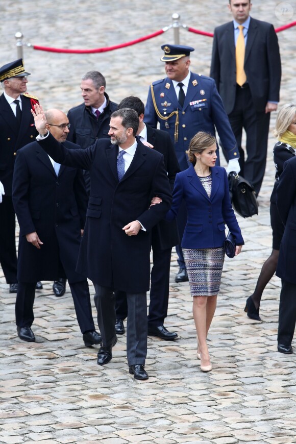 Le roi Felipe VI et la reine Letizia d'Espagne à Paris le 24 mars 2015, lors de la cérémonie officielle de bienvenue en présence du Premier ministre Manuel Valls à l'Hôtel des Invalides. Le couple royal venait d'apprendre le crash d'un Airbus A320 de Germanwings (Lufthansa) qui effectuait la liaison Barcelone-Düsseldorf dans les Alpes-de-Haute-Provence, non loin de Barcelonnette, et a décidé, conjointement avec le président François Hollande, d'annuler la visite d'Etat.