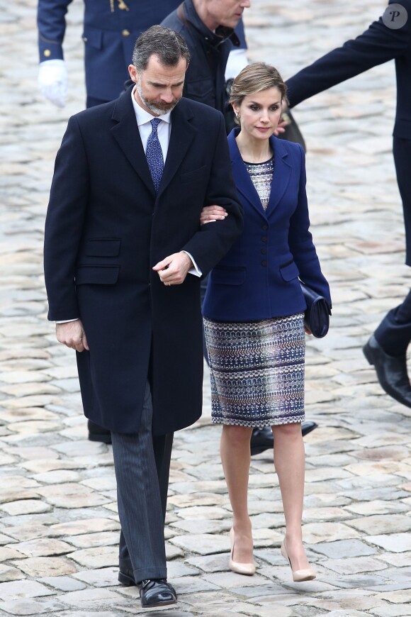 Le roi Felipe VI et la reine Letizia d'Espagne à Paris le 24 mars 2015, lors de la cérémonie officielle de bienvenue en présence du Premier ministre Manuel Valls à l'Hôtel des Invalides. Le couple royal venait d'apprendre le crash d'un Airbus A320 de Germanwings (Lufthansa) qui effectuait la liaison Barcelone-Düsseldorf dans les Alpes-de-Haute-Provence, non loin de Barcelonnette, et a décidé, conjointement avec le président François Hollande, d'annuler la visite d'Etat.
