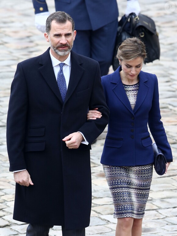 Le roi Felipe VI et la reine Letizia d'Espagne à Paris le 24 mars 2015, lors de la cérémonie officielle de bienvenue en présence du Premier ministre Manuel Valls à l'Hôtel des Invalides. Le couple royal venait d'apprendre le crash d'un Airbus A320 de Germanwings (Lufthansa) qui effectuait la liaison Barcelone-Düsseldorf dans les Alpes-de-Haute-Provence, non loin de Barcelonnette, et a décidé, conjointement avec le président François Hollande, d'annuler la visite d'Etat.