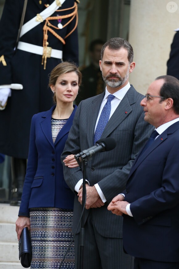 La reine Letizia et le roi Felipe VI d'Espagne à l'Elysée avec le président François Hollande le 24 mars 2015. Le souverain espagnol et le chef d'Etat français ont annoncé l'annulation de la visite d'Etat qui était prévue en raison du crash d'un Airbus A320 de Germanwings (Lufthansa) qui effectuait la liaison Barcelone-Düsseldorf dans les Alpes-de-Haute-Provence, non loin de Barcelonnette.