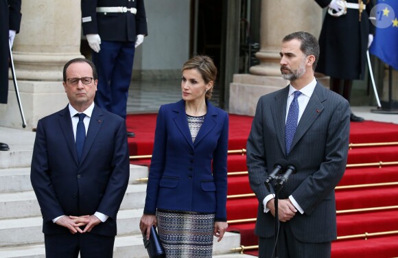 La reine Letizia et le roi Felipe VI d'Espagne à l'Elysée avec le président François Hollande le 24 mars 2015. Le souverain espagnol et le chef d'Etat français ont annoncé l'annulation de la visite d'Etat qui était prévue en raison du crash d'un Airbus A320 de Germanwings (Lufthansa) qui effectuait la liaison Barcelone-Düsseldorf dans les Alpes-de-Haute-Provence, non loin de Barcelonnette.