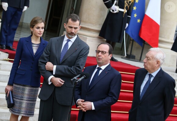 La reine Letizia et le roi Felipe VI d'Espagne à l'Elysée avec le président François Hollande le 24 mars 2015. Le souverain espagnol et le chef d'Etat français ont annoncé l'annulation de la visite d'Etat qui était prévue en raison du crash d'un Airbus A320 de Germanwings (Lufthansa) qui effectuait la liaison Barcelone-Düsseldorf dans les Alpes-de-Haute-Provence, non loin de Barcelonnette.