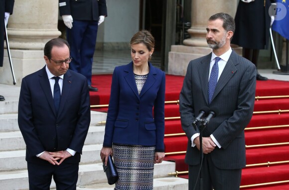 La reine Letizia et le roi Felipe VI d'Espagne à l'Elysée avec le président François Hollande le 24 mars 2015. Le souverain espagnol et le chef d'Etat français ont annoncé l'annulation de la visite d'Etat qui était prévue en raison du crash d'un Airbus A320 de Germanwings (Lufthansa) qui effectuait la liaison Barcelone-Düsseldorf dans les Alpes-de-Haute-Provence, non loin de Barcelonnette.