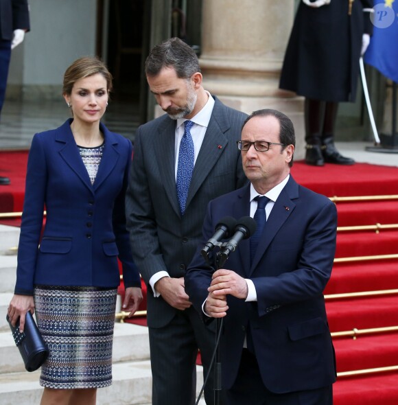 La reine Letizia et le roi Felipe VI d'Espagne à l'Elysée avec le président François Hollande le 24 mars 2015. Le souverain espagnol et le chef d'Etat français ont annoncé l'annulation de la visite d'Etat qui était prévue en raison du crash d'un Airbus A320 de Germanwings (Lufthansa) qui effectuait la liaison Barcelone-Düsseldorf dans les Alpes-de-Haute-Provence, non loin de Barcelonnette.