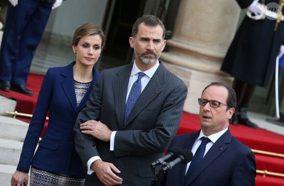 La reine Letizia et le roi Felipe VI d'Espagne à l'Elysée avec le président François Hollande le 24 mars 2015. Le souverain espagnol et le chef d'Etat français ont annoncé l'annulation de la visite d'Etat qui était prévue en raison du crash d'un Airbus A320 de Germanwings (Lufthansa) qui effectuait la liaison Barcelone-Düsseldorf dans les Alpes-de-Haute-Provence, non loin de Barcelonnette.