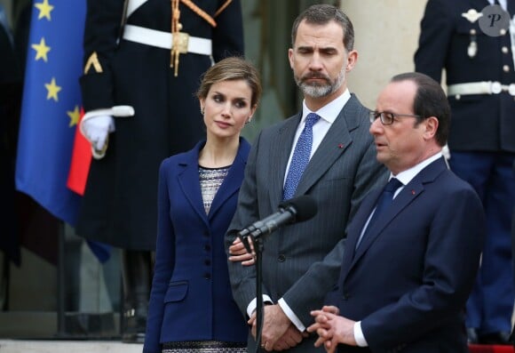 La reine Letizia et le roi Felipe VI d'Espagne à l'Elysée avec le président François Hollande le 24 mars 2015. Le souverain espagnol et le chef d'Etat français ont annoncé l'annulation de la visite d'Etat qui était prévue en raison du crash d'un Airbus A320 de Germanwings (Lufthansa) qui effectuait la liaison Barcelone-Düsseldorf dans les Alpes-de-Haute-Provence, non loin de Barcelonnette.