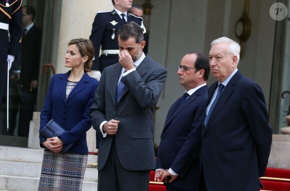 La reine Letizia et le roi Felipe VI d'Espagne à l'Elysée avec le président François Hollande le 24 mars 2015. Le souverain espagnol et le chef d'Etat français ont annoncé l'annulation de la visite d'Etat qui était prévue en raison du crash d'un Airbus A320 de Germanwings (Lufthansa) qui effectuait la liaison Barcelone-Düsseldorf dans les Alpes-de-Haute-Provence, non loin de Barcelonnette.