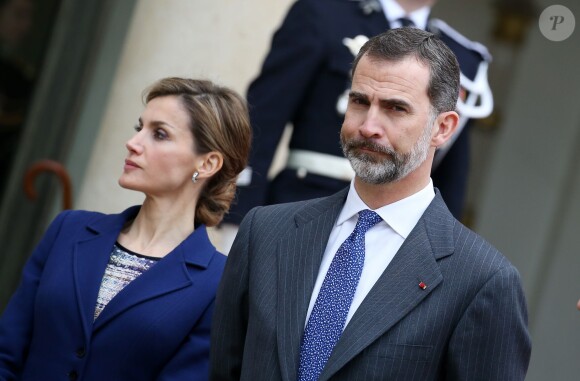 La reine Letizia et le roi Felipe VI d'Espagne à l'Elysée avec le président François Hollande le 24 mars 2015. Le souverain espagnol et le chef d'Etat français ont annoncé l'annulation de la visite d'Etat qui était prévue en raison du crash d'un Airbus A320 de Germanwings (Lufthansa) qui effectuait la liaison Barcelone-Düsseldorf dans les Alpes-de-Haute-Provence, non loin de Barcelonnette.